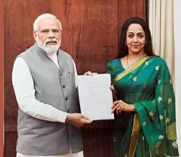 हेमा मालिनी ने पीएम मोदी से की मांग- गोवर्धन, बरसाना और वृंदावन में काशी विश्वनाथ की तरह मिलें सुविधाएं
